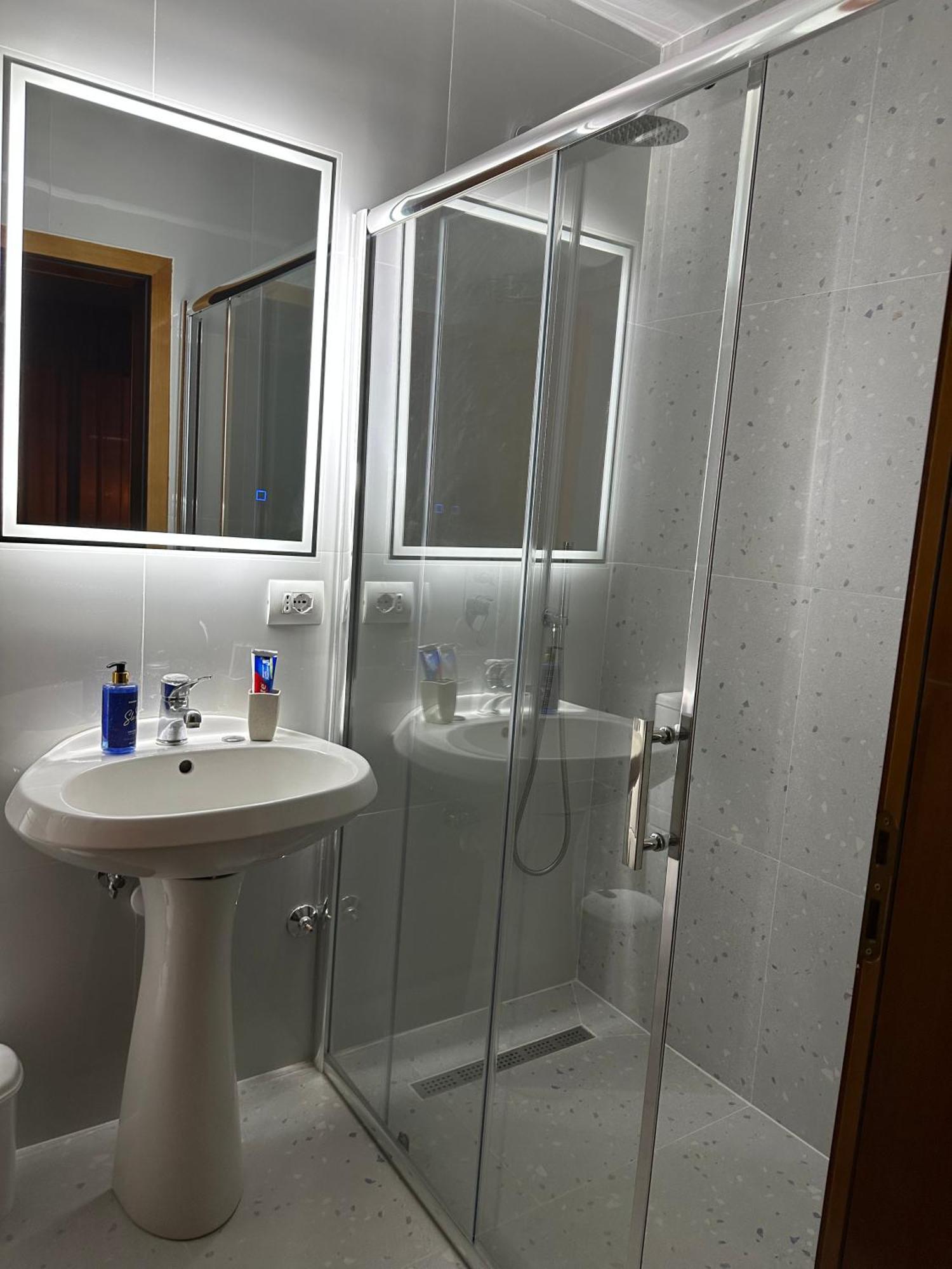 Cozy Apartment, In The Center Of Tirana Buitenkant foto